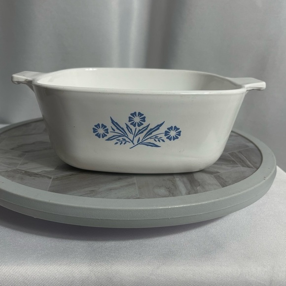 Vintage 1970's Corning Ware White Dish with Blue Floral Motif P-1½2-B .1½QT - Picture 5 of 11